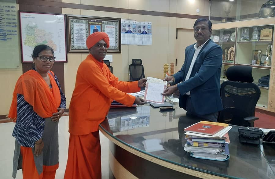 ‘ಹಾವೇರಿ ಜಿಲ್ಲೆಯ ಜಾತ್ರೆಗಳಲ್ಲಿ ನಡೆಯುವ ಪ್ರಾಣಿ ಬಲಿ ತಡೆಯಲು ಮುಂಜಾಗ್ರತಾ ಕ್ರಮಗಳನ್ನು ಕೈಗೊಳ್ಳಬೇಕು. ಯಾತ್ರೆ ನಡೆಸುವ ನಮಗೆ ಭದ್ರತೆ ನೀಡಬೇಕು’ ಎಂದು ಒತ್ತಾಯಿಸಿ ಜಿಲ್ಲಾಧಿಕಾರಿ ವಿಜಯ ಮಹಾಂತೇಶ ದಾನಮ್ಮನವರ ಅವರಿಗೆ ವಿಶ್ವಪ್ರಾಣಿ ಕಲ್ಯಾಣ ಮಂಡಳಿ ಅಧ್ಯಕ್ಷ ದಯಾನಂದ ಸ್ವಾಮೀಜಿ ಅವರು ಬುಧವಾರ ಮನವಿ ಸಲ್ಲಿಸಿದರು