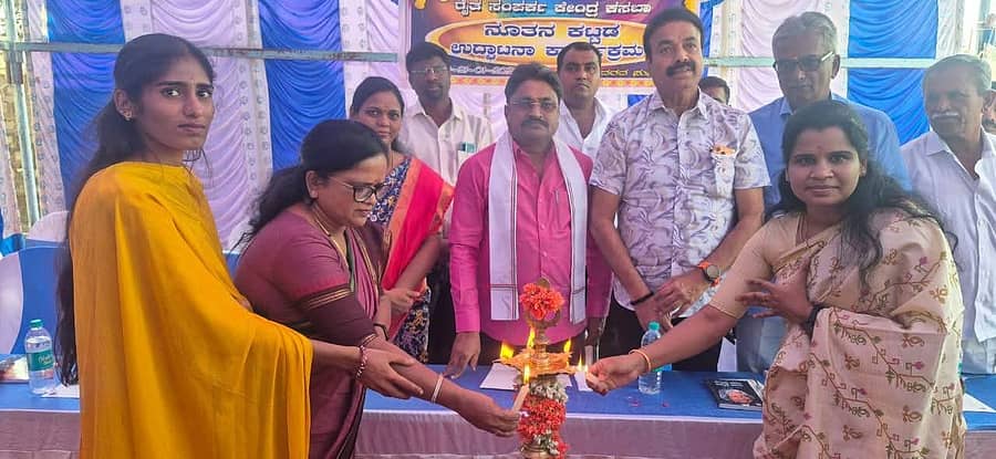 ಬಂಗಾರಪೇಟೆ ನಗರದ ಎಪಿಎಂಸಿ ಆವರಣದಲ್ಲಿ ನಿರ್ಮಾಣವಾಗಿದ್ದ ರೈತ ಸಂಪರ್ಕ ಕೇಂದ್ರವನ್ನು ಗಣ್ಯರು ದೀಪ ಬೆಳಗಿಸುವ ಮೂಲಕ ಉದ್ಘಾಸಿದರು. ಈ ವೇಳೆ ಶಾಸಕ ಎಸ್.ಎನ್.ನಾರಾಯಣಸ್ವಾಮಿ ಇತರರು ಇದ್ದರು