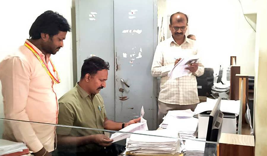 ಶಿಕಾರಿಪುರ ಪುರಸಭೆ ಕಚೇರಿಗೆ ಬುಧವಾರ ಭೇಟಿ ನೀಡಿದ ಲೋಕಾಯುಕ್ತ ಇನ್ಸ್ಪೆಕ್ಟರ್ ವೀರಬಸಪ್ಪ ಎಲ್.ಕುಸುಲಾಪುರ್ ಕಡತ ಪರಿಶೀಲನೆ ನಡೆಸಿದರು