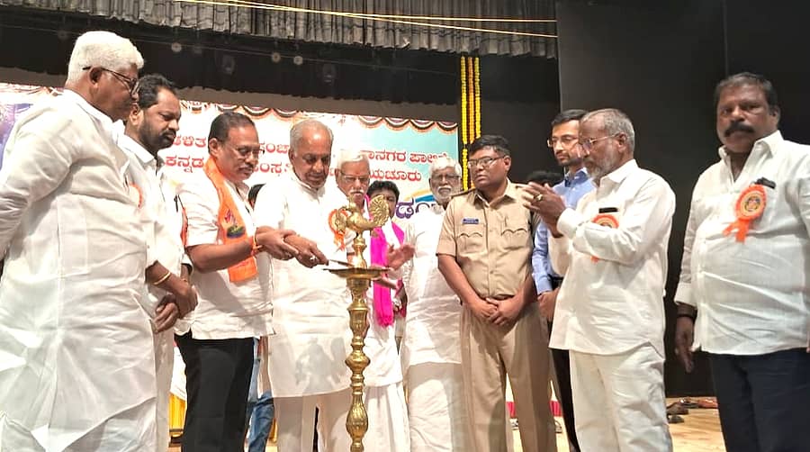 ರಾಯಚೂರಿನ ಸಿದ್ಧರಾಮ ಜಂಬಲದಿನ್ನಿ ಜಿಲ್ಲಾ ರಂಗ ಮಂದಿರದಲ್ಲಿ ನಡೆದ ಅಂಬಿಗರ ಚೌಡಯ್ಯ ಜಯಂತಿ ಕಾರ್ಯಕ್ರಮವನ್ನು ಸಣ್ಣ ನೀರಾವರಿ ಸಚಿವ ಎನ್.ಎಸ್.ಬೋಸರಾಜು ಉದ್ಘಾಟಿಸಿದರು