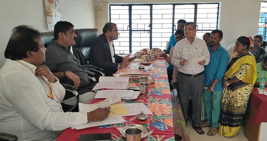  ಕೆ.ಆರ್.ಪೇಟೆ ಪಟ್ಟಣದಲ್ಲಿ ಶಾಸಕ ಎಚ್.ಟಿ.ಮಂಜು ಪುರಸಭೆಯ ಅಧಿಕಾರಿಗಳು ಮತ್ತು ನಾಗರೀಕರ ಸಭೆ  ನಡೆಸಿದರು.