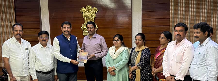 ತುಳು ಭಾಷೆಯನ್ನು ಹೆಚ್ಚುವರಿ ಅಧಿಕೃತ ಭಾಷೆಯಾಗಿ ಘೋಷಣೆ ಮಾಡಲು ಕರ್ನಾಟಕ ಸರ್ಕಾರ ರಚಿಸಿರುವ ಅಧ್ಯಯನ ಸಮಿತಿ ಸದಸ್ಯರು ಆಂಧ್ರ ಪ್ರದೇಶದ ಎನ್‌ಟಿಆರ್‌ ಜಿಲ್ಲಾಧಿಕಾರಿ ಜಿ. ಲಕ್ಷ್ಮೀಶ ಅವರನ್ನು ಭೇಟಿ ಮಾಡಿ ಚರ್ಚೆ ನಡೆಸಿದರು