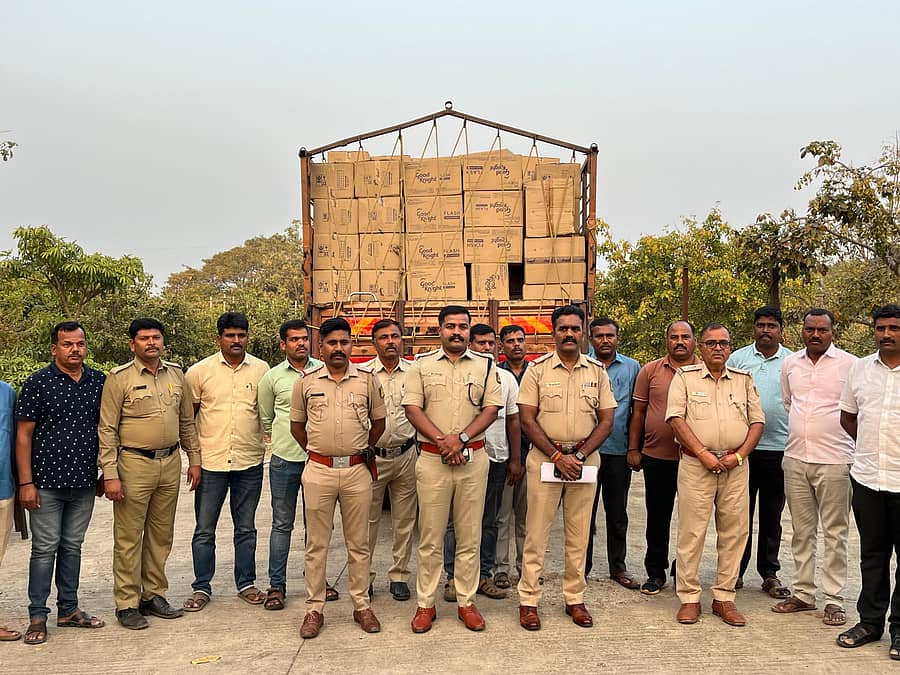 ನಿಡಗುಂದಿ ತಾಲ್ಲೂಕಿನ‌ ಆಲಮಟ್ಟಿ ಬಳಿ ಕಳೆದ ತಿಂಗಳು ಕಳುವಾಗಿದ್ದ ಸುಮಾರು ₹30 ಲಕ್ಷ ಮೌಲ್ಯದ ಗೋದ್ರೇಜ್ ಕಂಪನಿಯ 525 ಬಾಕ್ಸ್‌ಗಳ ಸಹಿತ ಆರೋಪಿಯನ್ನು‌ ನಿಡಗುಂದಿ ಪೊಲೀಸರು ಬಂಧಿಸಿದ್ದಾರೆ