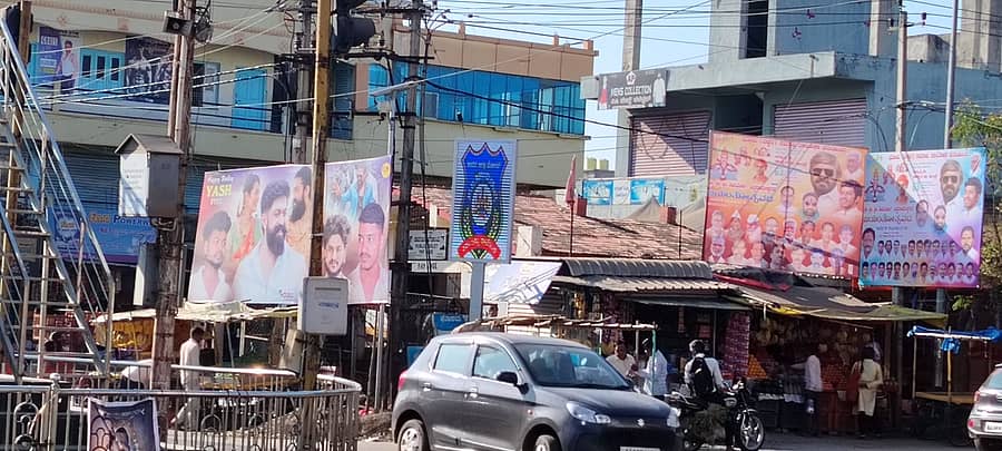 ಭಾಲ್ಕಿಯ ಮಹಾತ್ಮ ಗಾಂಧಿ ವೃತ್ತದ ಬಳಿ ಜಿಲ್ಲಾ ಪೊಲೀಸ್ ಇಲಾಖೆ ವತಿಯಿಂದ ಅಳವಡಿಸಿರುವ ಸಂಚಾರ ನಿಯಮಗಳ ಜಾಗೃತಿ ಎಲ್ ಇಡಿ ಸೂಚನಾ ಫಲಕ