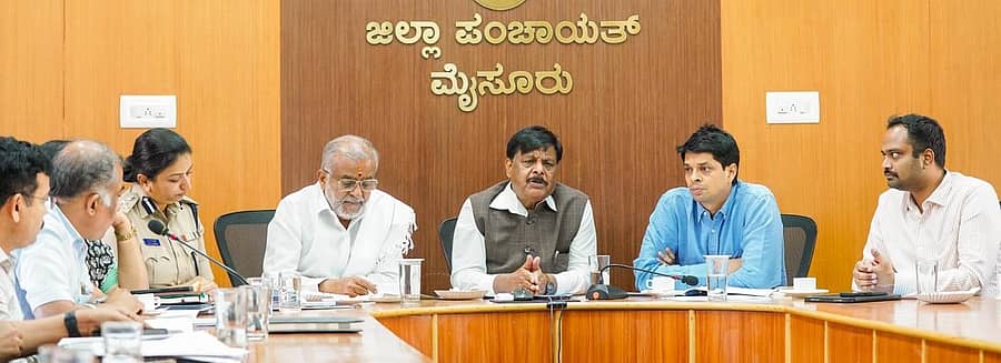 ಮೈಸೂರಿನಲ್ಲಿ ಬುಧವಾರ ನಡೆದ ಸಭೆಯಲ್ಲಿ ಜಿಲ್ಲಾ ಉಸ್ತುವಾರಿ ಸಚಿವ ಡಾ.ಎಚ್.ಸಿ. ಮಹದೇವಪ್ಪ ಮಾತನಾಡಿದರು