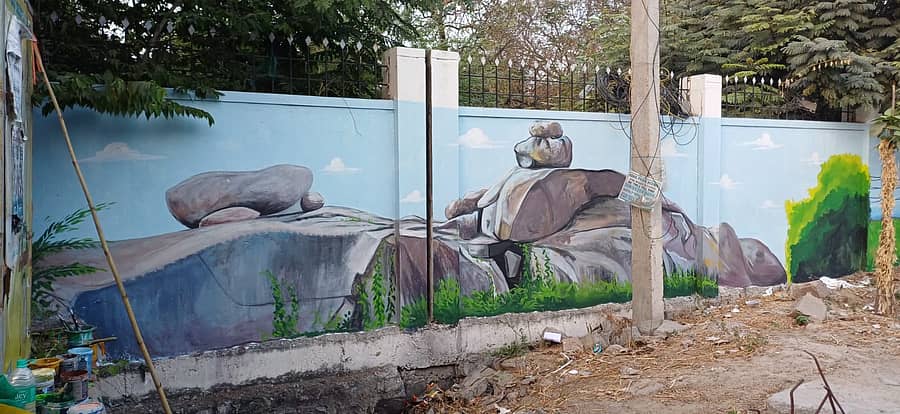 ರಾಯಚೂರು ಉತ್ಸವದ ಅಂಗವಾಗಿ ರಾಯಚೂರಿನ ಲಿಂಗಸುಗೂರು ರಸ್ತೆಯಲ್ಲಿ ಗೋಡೆಗಳ ಮೇಲೆ ಗದಗಿನ ಕಲಾವಿದರು ಅಲಿಯಾಬಾದ್ ಬೆಟ್ಟದ ಚಿತ್ರ ಬಿಡಿಸಿರುವುದು