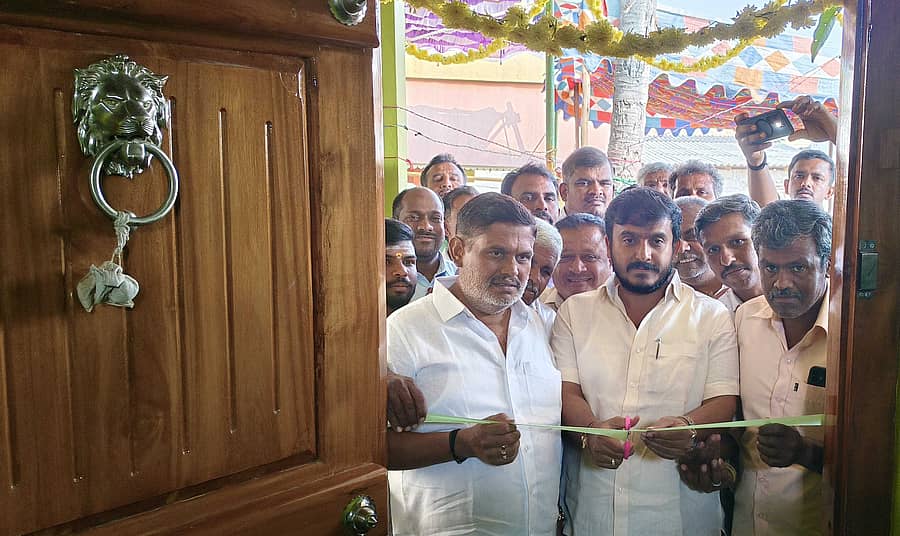 ಹುಣಸೂರು ತಾಲ್ಲೂಕಿನ ಕೆರೆಯೂರು ಗ್ರಾಮದಲ್ಲಿ ಶಾಸಕ ಜಿ.ಡಿ.ಹರೀಶ್‌ ಗೌಡ ಹಾಲು ಉತ್ಪಾದಕರ ಸಹಕಾರಿ ಸಂಘವನ್ನು ಬುಧವಾರ ಉದ್ಘಾಟಿಸಿದರು. ಮೈಮುಲ್‌ ನಿರ್ದೇಶಕ ಕೆ.ಎಸ್.ಕುಮಾರ್‌ ಪಾಲ್ಗೊಂಡಿದ್ದರು