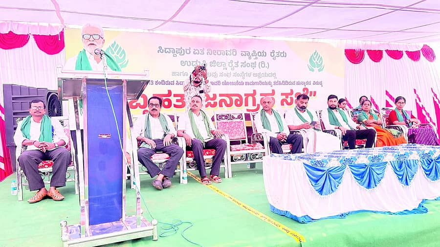 ಕುಂದಾಪುರ ಸಮೀಪದ ಸಿದ್ದಾಪುರದಲ್ಲಿ ಬುಧವಾರ ನಡೆದ ಜನಾಗ್ರಹ ಸಭೆಯಲ್ಲಿ ವಿಧಾನ ಪರಿಷತ್ ಮಾಜಿ ಸಭಾಪತಿ ಕೆ.ಪ್ರತಾಪ್ಚಂದ್ರ ಶೆಟ್ಟಿ ಮಾತನಾಡಿದರು