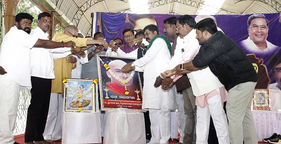 ಹುಬ್ಬಳ್ಳಿಯ ಇಂದಿರಾ ಗಾಜಿನ ಮನೆ ಆವರಣದಲ್ಲಿ ಬುಧವಾರ ಅಹಿಂದ ಕರ್ನಾಟಕ ರಾಜ್ಯ ಒಕ್ಕೂಟದ ವತಿಯಿಂದ ಆಯೋಜಿಸಿದ್ದ ಅಹಿಂದ ಜಾಗೃತಿ ಸಮಾವೇಶವನ್ನು ಮುಖಂಡರು ಅಂಬಿಗರ ಚೌಡಯ್ಯ ಹಾಗೂ ಸಿದ್ದರಾಮಾನಂದಪುರಿ ಅವರ ಭಾವಚಿತ್ರಗಳಿಗೆ ಪುಷ್ಪ ನಮನ ಸಲ್ಲಿಸುವ ಮೂಲಕ ಉದ್ಘಾಟಿಸಿದರು 