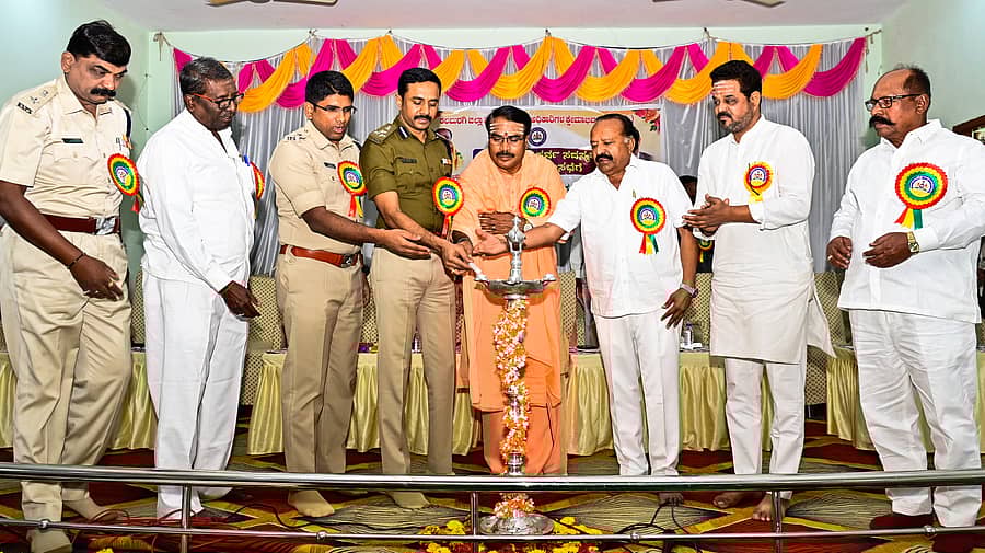 ಕಲಬುರಗಿಯ ನಿವೃತ್ತ ಪೊಲೀಸ್ ಅಧಿಕಾರಿಗಳ ಭವನದ ಸಭಾಂಗಣದಲ್ಲಿ ಬುಧವಾರ ನಡೆದ ಸಂಘದ 11ನೇ ವರ್ಷದ ಸರ್ವ ಸದಸ್ಯರ ವಾರ್ಷಿಕ ಮಹಾಸಭೆಗೆ ನಗರ ಪೊಲೀಸ್ ಆಯುಕ್ತ ಶರಣಪ್ಪ ಎಸ್‌.ಡಿ ಚಾಲನೆ ನೀಡಿದರು