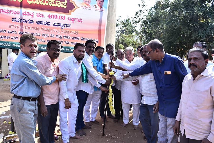 <div class="paragraphs"><p>ಹೊಸಪೇಟೆಯ ಎಂ.ಜೆ.ನಗರದಲ್ಲಿ ಬುಧವಾರ ಶಾಸಕ ಎಚ್.ಆರ್.ಗವಿಯಪ್ಪ ಅವರು 10 ಲಕ್ಷ ಲೀಟರ್ ಸಾಮರ್ಥ್ಯದ ನೀರಿನ ಟ್ಯಾಂಕ್ ನಿರ್ಮಾಣಕ್ಕೆ ಭೂಮಿಪೂಜೆ ನೆರವೇರಿಸಿದರು </p></div>