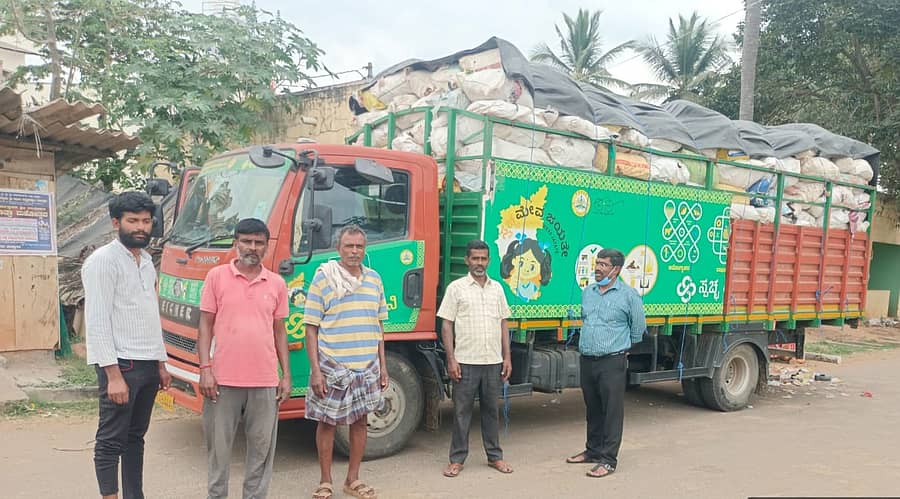 ಗ್ರಾಮ ಪಂಚಾಯಿತಿಗಳ ಮಟ್ಟದಲ್ಲಿ ಸಂಗ್ರಹವಾದ ಒಣ ತ್ಯಾಜ್ಯವನ್ನು ಬಿಡದಿಯಲ್ಲಿರುವ ತ್ಯಾಜ್ಯದಿಂದ ವಿದ್ಯುತ್ ಉತ್ಪಾದಿಸುವ ಸ್ಥಾವರಕ್ಕೆ ವಾಹನದಲ್ಲಿ ಕೊಂಡೊಯ್ಯಲಾಯಿತು