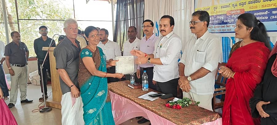 ಪುತ್ತೂರು ತಾಲ್ಲೂಕಿನ ಪಾಣಾಜೆ ಪ್ರಾಥಮಿಕ ಕೃಷಿಪತ್ತಿನ ಸಹಕಾರ ಸಂಘದ ಸಭಾಭವನದಲ್ಲಿ ಸೋಮವಾರ ನಡೆದ ಅಕ್ರಮ ಸಕ್ರಮ ಬೈಠಕ್‌ನಲ್ಲಿ ಶಾಸಕ ಅಶೋಕ್ ಕುಮಾರ್‌ ರೈ ಅವರು ಫಲಾನುಭವಿಗಳಿಗೆ ಹಕ್ಕುಪತ್ರ ವಿತರಿಸಿದರು 