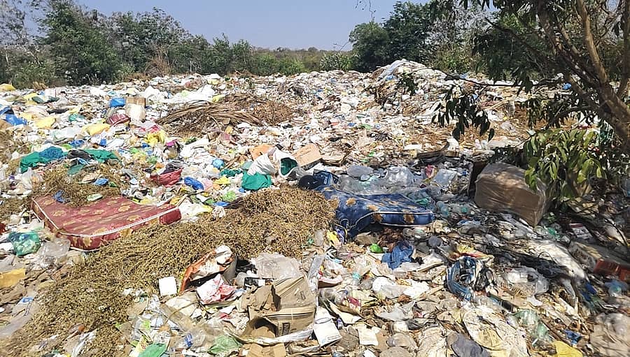 ಮುಂಡಗೋಡ ಪಟ್ಟಣ ಪಂಚಾಯಿತಿ ವ್ಯಾಪ್ತಿಯ ಘನ ತ್ಯಾಜ್ಯ ವಿಲೇವಾರಿ ಘಟಕದಲ್ಲಿ ಕಸದ ರಾಶಿ ಸಂಗ್ರಹಗೊಂಡಿದೆ