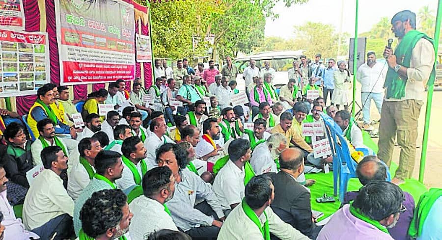 <div class="paragraphs"><p>ಎಚ್.ಡಿ.ಕೋಟೆ ತಾಲ್ಲೂಕು ಕಚೇರಿ ಮುಂದೆ ರೈತರು, ದಲಿತ ಮತ್ತು ಕನ್ನಡಪರ ಸಂಘಟನೆಗಳು ಹಾಗೂ ಪರಿಸರವಾದಿಗಳು ಅರಣ್ಯ ಸಂರಕ್ಷಣೆಗಾಗಿ ‘ಕಬಿನಿ ಉಳಿಸಿ’ ಹೆಸರಿನಲ್ಲಿ ಮಂಗಳವಾರ ಆರಂಭಿಸಿದ ಅನಿರ್ದಿಷ್ಟಾವಧಿ ಪ್ರತಿಭಟನೆಯಲ್ಲಿ ರೈತ ಮುಖಂಡ ಮಂಜುಕಿರಣ್ ಮಾತನಾಡಿದರು</p></div>