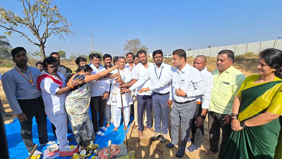 ದೇವನಹಳ್ಳಿ ತಾಲ್ಲೂಕಿನ ಕುಂದಾಣ ಹೋಬಳಿಯ ದ್ಯಾವರಹಳ್ಳಿ ಕೆರೆ ಅಭಿವೃದ್ಧಿ ಕಾಮಗಾರಿಗೆ ಜಿಲ್ಲಾ ಉಸ್ತುವಾರಿ ಸಚಿವ ಕೆ.ಎಚ್.ಮುನಿಯಪ್ಪ ಭೂಮಿ ಪೂಜೆ ನೇರವೇರಿಸಿದರು