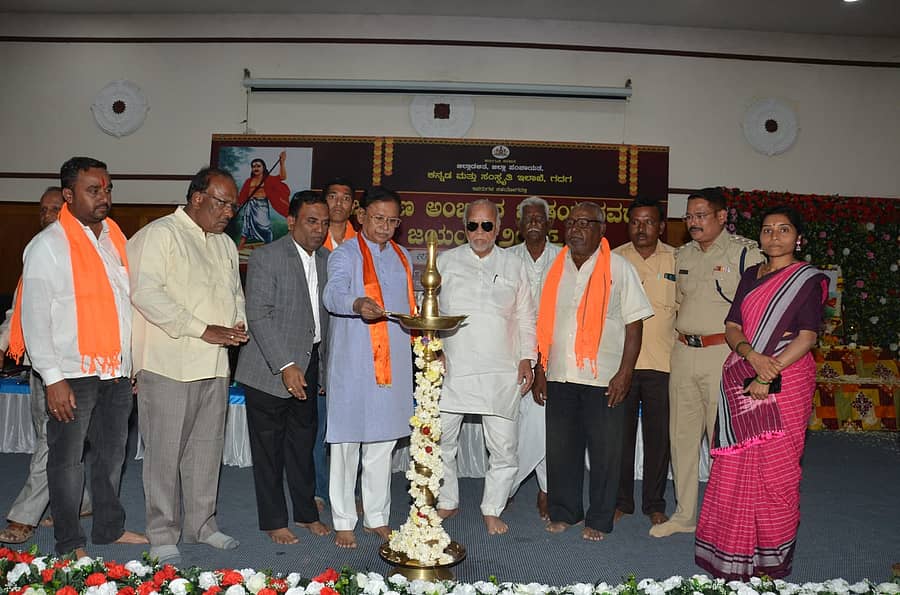 ಗದಗ ಜಿಲ್ಲಾಡಳಿತ ಭವನದಲ್ಲಿ ಬುಧವಾರ ನಡೆದ ನಿಜಶರಣ ಅಂಬಿಗರ ಚೌಡಯ್ಯನವರ ಜಯಂತಿ ಕಾರ್ಯಕ್ರಮವನ್ನು ವಿಧಾನ ಪರಿಷತ್ ಸದಸ್ಯ ಎಸ್‌.ವಿ. ಸಂಕನೂರ ಉದ್ಘಾಟಿಸಿದರು