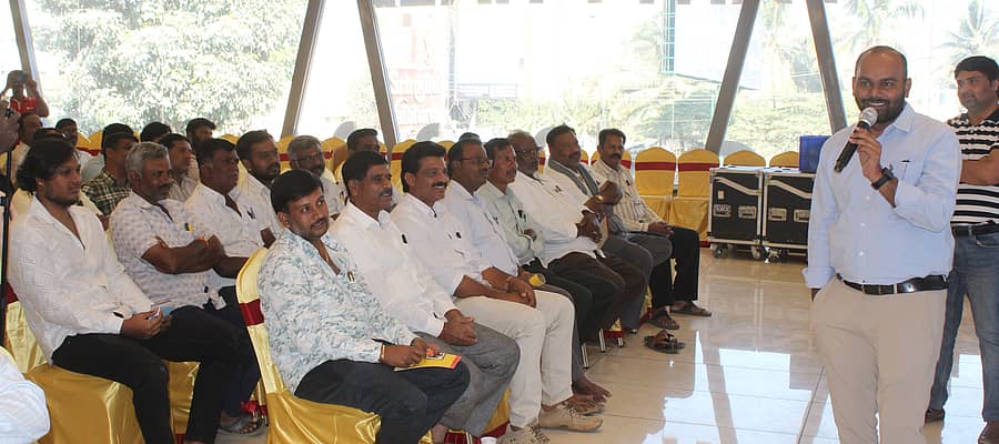 ಆನೇಕಲ್ ತಾಲ್ಲೂಕಿನ ಚಂದಾಪುರದಲ್ಲಿ ಹಸಿರು ಮನೆ ಬೆಳೆಗಾರರ ಕ್ಷೇಮಾಭಿವೃದ್ಧಿ ಸಂಘ ಮತ್ತು ಸಿಂಜೆಂಟ್ ಕಂಪನಿಯಿಂದ ಸಂರಕ್ಷಿತ ಕೃಷಿಯಲ್ಲಿ ಸಮಗ್ರ ಕೀಟ ನಿರ್ವಹಣೆ ಕುರಿತು ತರಬೇತಿ ಕಾರ್ಯಾಗಾರ ನಡೆಯಿತು