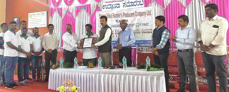 <div class="paragraphs"><p>ಕಳಸ ಬುಡಕಟ್ಟು ರೈತ ಉತ್ಪಾದಕರ ಕಂಪನಿಯನ್ನು ಕಾಫಿ ಮಂಡಳಿ ಅಧ್ಯಕ್ಷ ಎಂ.ಜೆ.ದಿನೇಶ್ ಬುಧವಾರ ನಡೆದ ಕಾರ್ಯಕ್ರಮದಲ್ಲಿ ಉದ್ಘಾಟಿಸಿದರು.&nbsp;&nbsp;</p></div>