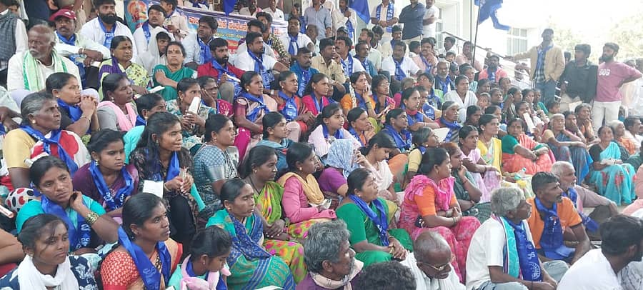 ಕೋಲಾರದಲ್ಲಿ ಜಿಲ್ಲಾ ವಾಲ್ಮೀಕಿ ನಾಯಕ ಸಂಘಟನೆಗಳ ಸಮನ್ವಯ ಸಮಿತಿ ಮುಖಂಡರು, ಸಮುದಾಯದವರು ಪ್ರತಿಭಟನೆ ನಡೆಸಿದರು