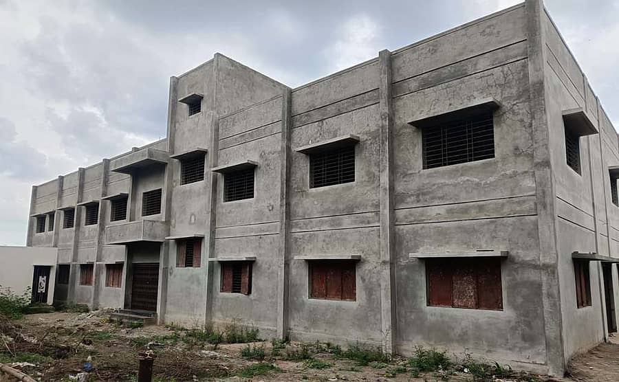 ಜಮಖಂಡಿ: ಇಲ್ಲಿನ ಕತಾಟೆ ಪ್ಲಾಟ್ನಲ್ಲಿ ಕರ್ನಾಟಕ ಅಲ್ಪಸಂಖ್ಯಾತರ ಇಲಾಖೆಯ ಆದರ್ಶ ಮಾದರಿ ಶಾಲೆ ಕಟ್ಟಡ ನಿರ್ಮಾಣ ಅರ್ಧಕ್ಕೆ ನಿಂತಿರುವದು.