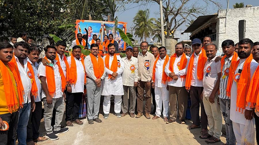 ಶಿರಹಟ್ಟಿಯಲ್ಲಿ ಅಂಬಿಗರ ಚೌಡಯ್ಯನವರ ಜಯಂತಿ ನಿಮಿತ್ತ ಬುಧವಾರ ಅದ್ದೂರಿ ಮೆರವಣಿಗೆ ನಡೆಯಿತು 