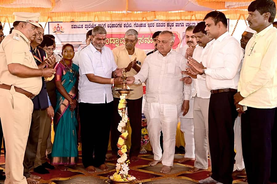 ಮೂಡಲಗಿ ತಾಲ್ಲೂಕಿನ ಅರಭಾವಿಯಲ್ಲಿ ಸಹಾಯಕ ಪ್ರಾದೇಶಿಕ ಸಾರಿಗೆ ಅಧಿಕಾರಿಗಳ ಕಚೇರಿ ಹಾಗೂ ನೂತನ ಕಟ್ಟಡ ಮತ್ತು ಚಾಲನಾ ಪಥವನ್ನು ಸಾರಿಗೆ ಸಚಿವ ರಾಮಲಿಂಗಾರೆಡ್ಡಿ ಮಂಗಳವಾರ ಉದ್ಘಾಟಿಸಿದರು