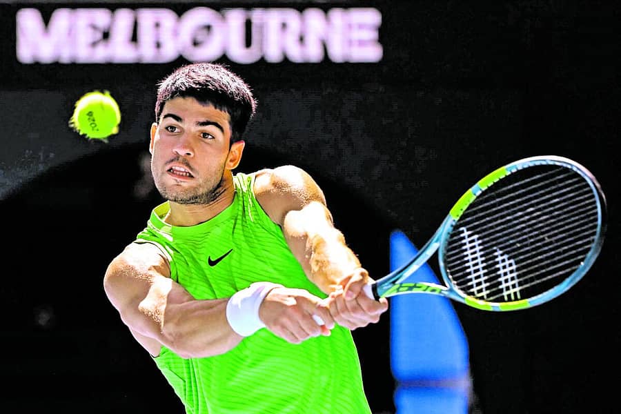 <div class="paragraphs"><p>ಚೆಂಡನ್ನು ಹಿಂತಿರುಗಿಸುವ ಯತ್ನದಲ್ಲಿ ಕಾರ್ಲೋಸ್ ಅಲ್ಕರಾಜ್ &nbsp;</p></div>