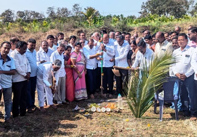 ರಟ್ಟೀಹಳ್ಳಿ ಪಟ್ಟಣದ ಹೊಳೆಸಾಲ ದುರ್ಗಾದೇವಿ ದೇವಸ್ಥಾನದ ರಸ್ತೆಯಲ್ಲಿ ಮುಕ್ತಿಧಾಮ ಅಭಿವೃದ್ಧಿಗೆ ಎಸ್.ಎಫ್.ಸಿ. ಯೋಜನೆಯಡಿ ₹ 15 ಲಕ್ಷ ವೆಚ್ಚದಲ್ಲಿ ಕಾಮಗಾರಿ ಕೈಗೊಳ್ಳಲಾಗುತ್ತಿದ್ದು, ಶಾಸಕ ಯು.ಬಿ. ಬಣಕಾರ ಮಂಗಳವಾರ ಕಾಮಗಾರಿಗೆ ಚಾಲನೆ ನೀಡಿದರು