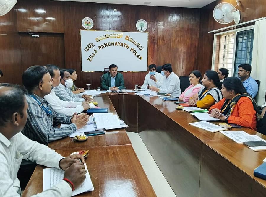 <div class="paragraphs"><p>ಕೋಲಾರದಲ್ಲಿ ಬುಧವಾರ ಜಿಲ್ಲಾ ಪಂಚಾಯಿತಿ ಸಿಇಒ ಡಾ.ಪ್ರವೀಣ್ ಪಿ.ಬಾಗೇವಾಡಿ ಅಧಿಕಾರಿಗಳ ಸಭೆ ನಡೆಸಿದರು</p></div>