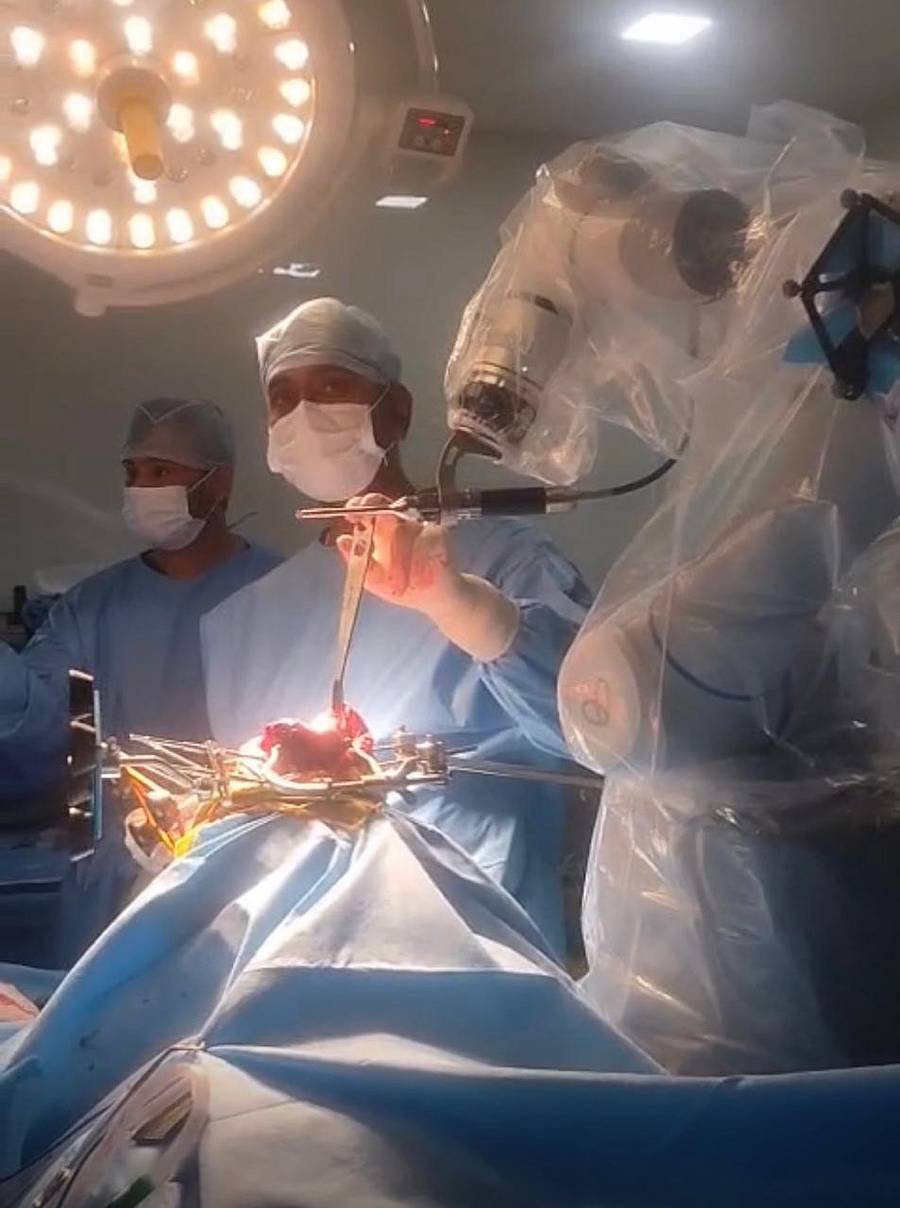 <div class="paragraphs"><p>ದಾವಣಗೆರೆಯ ಆರೈಕೆ ಸೂಪರ್ ಸ್ಪೆಷಾಲಿಟಿ ಆಸ್ಪತ್ರೆಯಲ್ಲಿ ರೋಬೋಟಿಕ್ ಮಂಡಿಕೀಲು ಬದಲಾವಣೆ ಶಸ್ತ್ರಚಿಕಿತ್ಸೆ ಗುರುವಾರ ನಡೆಯಿತು</p></div>