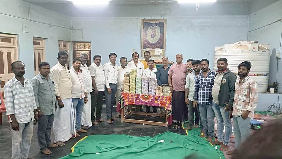 ಸಿಂಧನೂರು ತಾಲ್ಲೂಕಿನ ಅಂಬಾಮಠದ ಅಂಬಾದೇವಿ ದೇವಸ್ಥಾನದ ಹುಂಡಿ ಹಣವನ್ನು ಅಧಿಕಾರಿಗಳು, ಸಿಬ್ಬಂದಿ ಎಣಿಕೆ ಮಾಡಿದರು