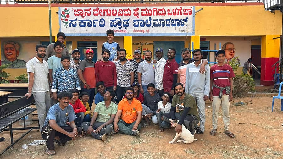 <div class="paragraphs"><p>ಮಾಗಡಿ ತಾಲ್ಲೂಕಿನ ಮಾಡಬಾಳ್ ಸರ್ಕಾರಿ ಪ್ರೌಢಶಾಲೆಗೆ ಆಧುನಿಕ ಸ್ಪರ್ಶ ನೀಡಿದ ಯುವಕರ ತಂಡ&nbsp;</p></div>