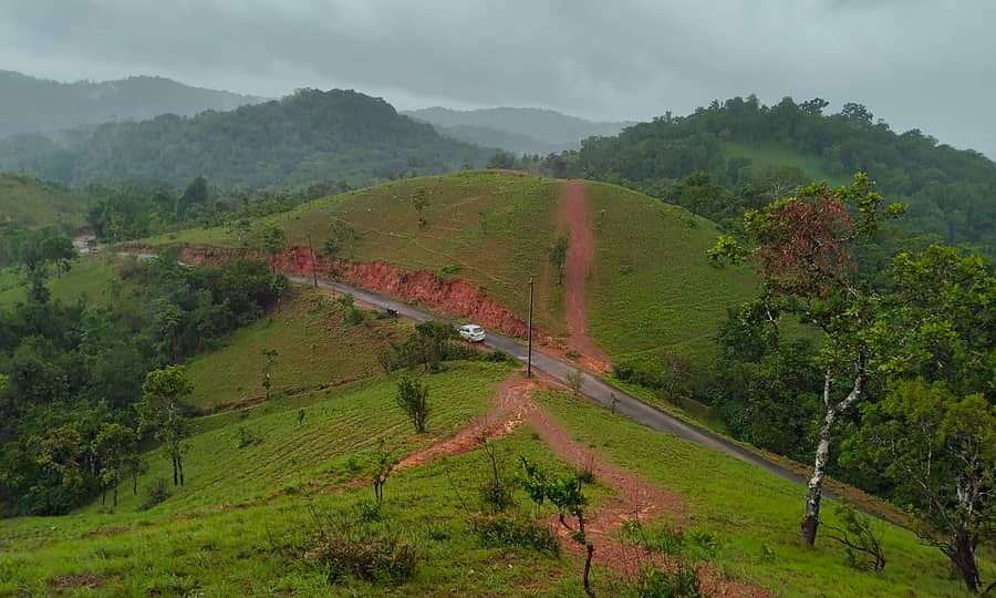 ಕಣ್ಮನ ಸೆಳೆಯುವ ಶಿರಸಿ ತಾಲ್ಲೂಕಿನ ನಾಡಗುಳಿ ಬೆಟ್ಟದ ಸಾಲು