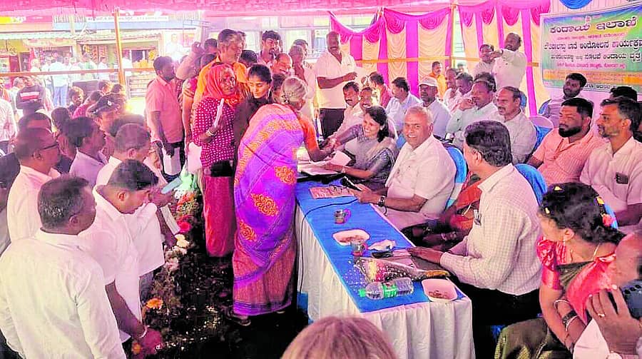 <div class="paragraphs"><p>ಮಾಲೂರು ತಾಲ್ಲೂಕಿನ ಸಂತೇಹಳ್ಳಿಯಲ್ಲಿ ನಡೆದ ‘ತಾಲ್ಲೂಕು ಆಡಳಿತದ ನಡೆ ಗ್ರಾಮದ ಕಡೆ’ ಕಾರ್ಯಕ್ರಮದಲ್ಲಿ ಶಾಸಕ ಕೆ.ವೈ.ನಂಜೇಗೌಡ ಹಾಗೂ ಅಧಿಕಾರಿಗಳು ಸಾರ್ವಜನಿಕರಿಂದ ಅಹವಾಲು ಸ್ವೀಕರಿಸಿದರು</p></div>