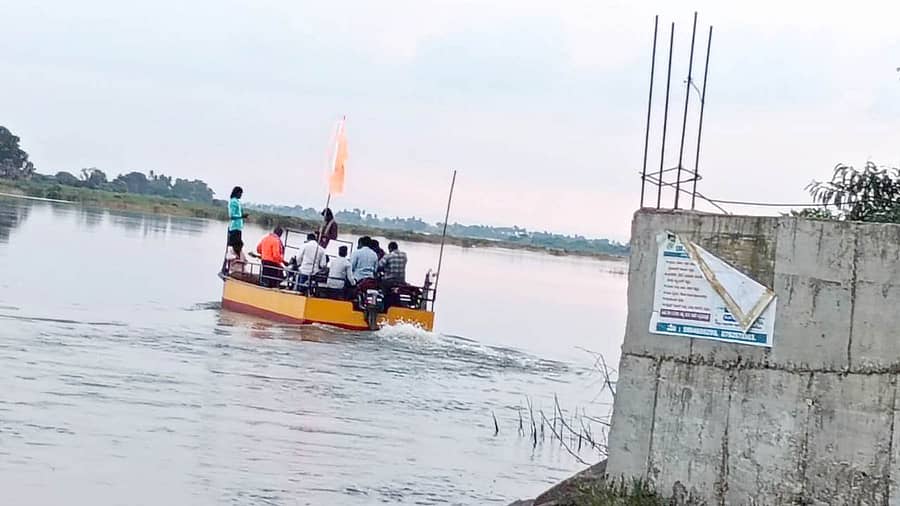 ಸಿಂಧನೂರು ತಾಲ್ಲೂಕಿನ ಸಿಂಗಾಪುರ ಮತ್ತು ಸಿರಗುಪ್ಪ ತಾಲ್ಲೂಕಿನ ನಿಟ್ಟೂರು ಗ್ರಾಮದ ನಡುವಿನ ತುಂಗಭದ್ರಾ ನದಿಗೆ ಸೇತುವೆ ನಿರ್ಮಿಸದ ಕಾರಣ ಹಡಗಿನಲ್ಲಿ ಜನರು ಸಂಚಾರ ಮಾಡುತ್ತಿರುವುದು