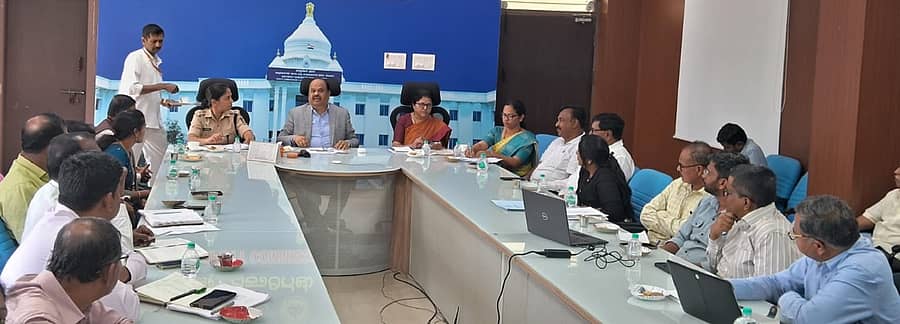 ಕೋಲಾರದಲ್ಲಿ ಗುರುವಾರ ಜಿಲ್ಲಾಧಿಕಾರಿ ಎಂ.ಆರ್.ರವಿ ನೇತೃತ್ವದಲ್ಲಿ ಸಭೆ ನಡೆಯಿತು