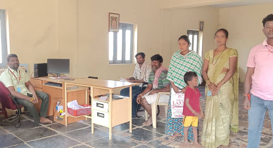 <div class="paragraphs"><p>ತೆಕ್ಕಲಕೋಟೆ ಸಮೀಪದ ಸಿರಿಗೇರಿ ಗ್ರಾಮದ ನಾಡಕಛೇರಿಯ ವಿದ್ಯುತ್ ಸಂಪರ್ಕವನ್ನು ಜೆಸ್ಕಾಂ ಕಡಿತಗೊಳಿಸಿದ ಪರಿಣಾಮ ಸಾರ್ವಜನಿಕರು ಪರದಾಡುವಂತಾಯಿತು</p></div>