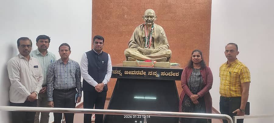 ಚಿಕ್ಕಬಳ್ಳಾಪುರದ ಗಾಂಧಿ ಭವನಕ್ಕೆ ಭೇಟಿ ನೀಡಿದ ಜಿಲ್ಲಾಧಿಕಾರಿ ಪ್ರಭು ಅವರು ಅಧಿಕಾರಿಗಳಿಂದ ಮಾಹಿತಿ ಪಡೆದರು