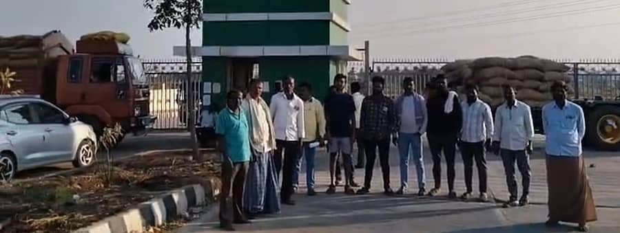 ರಾಣೆಬೆನ್ನೂರು ತಾಲ್ಲೂಕಿನ ಹೂಲಿಹಳ್ಳಿ ಗ್ರಾಮದ ಬಳಿ ಇರುವ ಎಪಿಎಂಸಿ ಉಪಪ್ರಾರಂಗಣ ಮೆಗಾ ಮಾರುಕಟ್ಟೆಯ ಎದುರಿಗೆ ಮೆಕ್ಕೆಜೋಳ ತಂದ ರೈತರು ಪ್ರತಿಭಟನೆ ನಡೆಸಿದರು.