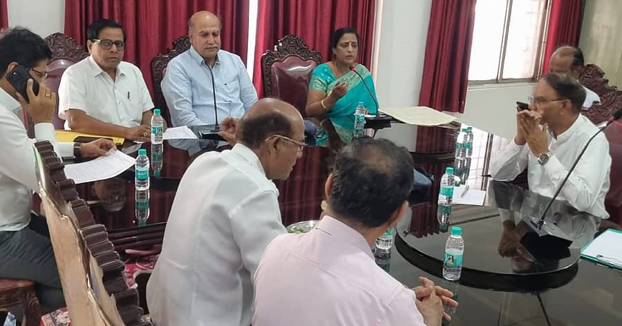 ಕಲಬುರಗಿಯ ಶರಣ ಬಸವ ವಿವಿ ಸಭಾಂಗಣದಲ್ಲಿ ಬಸವರಾಜ ದೇಶಮುಖ ಅಧ್ಯಕ್ಷತೆಯಲ್ಲಿ ಬುಧವಾರ ದುಂಡು ಮೇಜಿನ ಸಭೆ ನಡೆಯಿತು