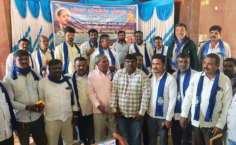 ಶಿಡ್ಲಘಟ್ಟ ತಾಲ್ಲೂಕಿನ ಬೆಳ್ಳೂಟಿ ಗೇಟ್ ಬಳಿಯಿರುವ ಗುಟ್ಟಾಂಜನೇಯ ದೇವಾಲಯದ ಆವರಣದಲ್ಲಿ ದಸಂಸ ತಾಲ್ಲೂಕು ಮಟ್ಟದ ನೂತನ ಪದಾಧಿಕಾರಿಗಳ ಅಯ್ಕೆ ನಡೆಯಿತು 