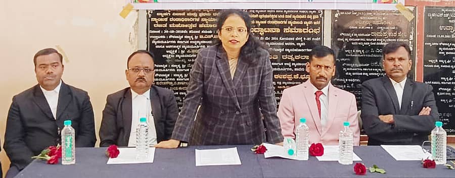 ಬ್ಯಾಡಗಿ ಕೋರ್ಟ್‌ ಆವರಣದಲ್ಲಿ ಸ್ವಾಮಿ ವಿವೇಕಾನಂದರ ಜನ್ಮದಿನದ ಪ್ರಯುಕ್ತ ಏರ್ಪಡಿಸಿದ್ದ ‘ಯುವ ದಿನಾಚರಣೆ‘ ಕಾನೂನು ಸಾಕ್ಷರತಾ ಕಾರ್ಯಕ್ರಮದಲ್ಲಿ ಹಿರಿಯ ನ್ಯಾಯಾಧೀಶೆ ರಾಜೇಶ್ವರಿ ಪುರಾಣಿಕ ಮಾತಮಾಡಿದರು