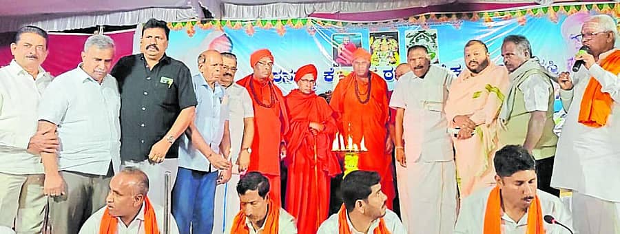 <div class="paragraphs"><p>ಅರಸೀಕೆರೆ ತಾಲ್ಲೂಕಿನ ಮಾಡಾಳು ಗ್ರಾಮದಲ್ಲಿ ಕೋಡಿಮಠದ ಲಿಂಗೈಕ್ಯ ನೀಲಲೋಚನ ಸ್ವಾಮೀಜಿ ಪುಣ್ಯ ಸ್ಮರಣೋತ್ಸವ ಸಮಾರಂಭವನ್ನು ವಿವಿಧ ಮಠಾಧೀಶರು ಹಾಗೂ ಗಣ್ಯರು ಉದ್ಘಾಟಿಸಿದರು</p></div>