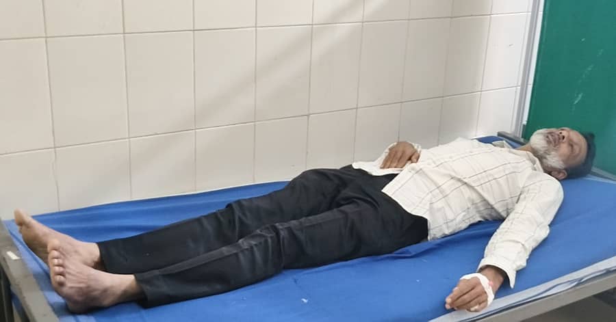 ಬೇಲೂರಿನ ಸರ್ಕಾರಿ ಆಸ್ಪತ್ರೆಯಲ್ಲಿ ಶಿರಸ್ತೇದಾರ್ ತನ್ವೀರ್ ಅಹಮ್ಮದ್ ಅವರಿಗೆ ಚಿಕಿತ್ಸೆ ನೀಡಲಾಯಿತು.