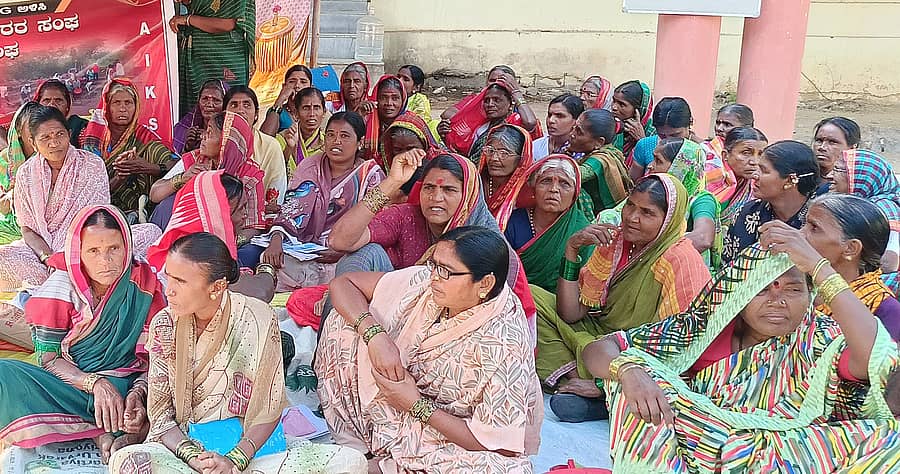 ಶಹಾಪುರ ತಾ.ಪಂ.ಕಚೇರಿ ಮುಂದೆ ನಡೆಸುತ್ತಿದ್ದ ಧರಣಿಯನ್ನು ಕೂಲಿ ಕಾರ್ಮಿಕರು ಗುರುವಾರ ಹಿಂಪಡೆದರು