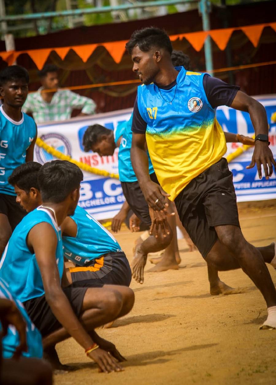 ಕೊಕ್ಕೊ ಆಟದಲ್ಲಿ ನಿರತ ಶ್ರೀನಿವಾಸ್