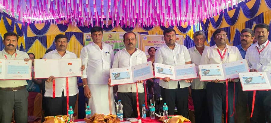 <div class="paragraphs"><p>ಅಂಚೆ ಇಲಾಖೆಯಿಂದ ಹೊರತಂದಿರುವ ಕೊಕ್ಕರೆ ಬೆಳ್ಳೂರು ಮುಖಚಿತ್ರದ ಅಂಚೆ ಲಕೋಟೆಯನ್ನು ಶಾಸಕ ಕೆ.ಎಂ.ಉದಯ್&nbsp; ಬುಧವಾರ ಮದ್ದೂರು ತಾಲ್ಲೂಕಿನ ಕೊಕ್ಕರೆ ಬೆಳ್ಳೂರಿನಲ್ಲಿ ಬಿಡುಗಡೆಗೊಳಿಸಿದರು. </p></div>