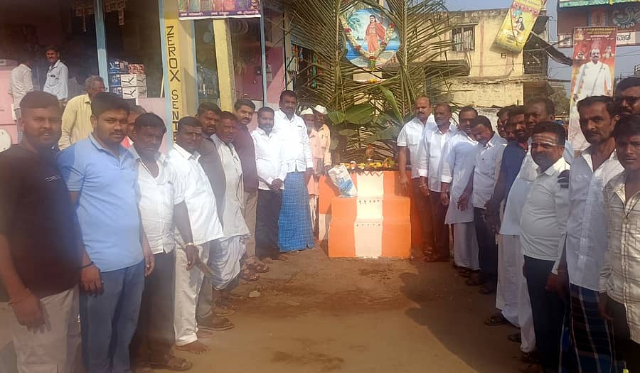 ಹುಣಸಗಿ ತಾಲ್ಲೂಕಿನ ವಜ್ಜಲದಲ್ಲಿ ನಿಜಶರಣ ಅಂಬಿಗರ ಚೌಡಯ್ಯ ವೃತ್ತದಲ್ಲಿ ಅಂಬಿಗರ ಚೌಡಯ್ಯ ಜಯಂತ್ಯುತ್ಸವ ಆಚರಿಸಲಾಯಿತು 