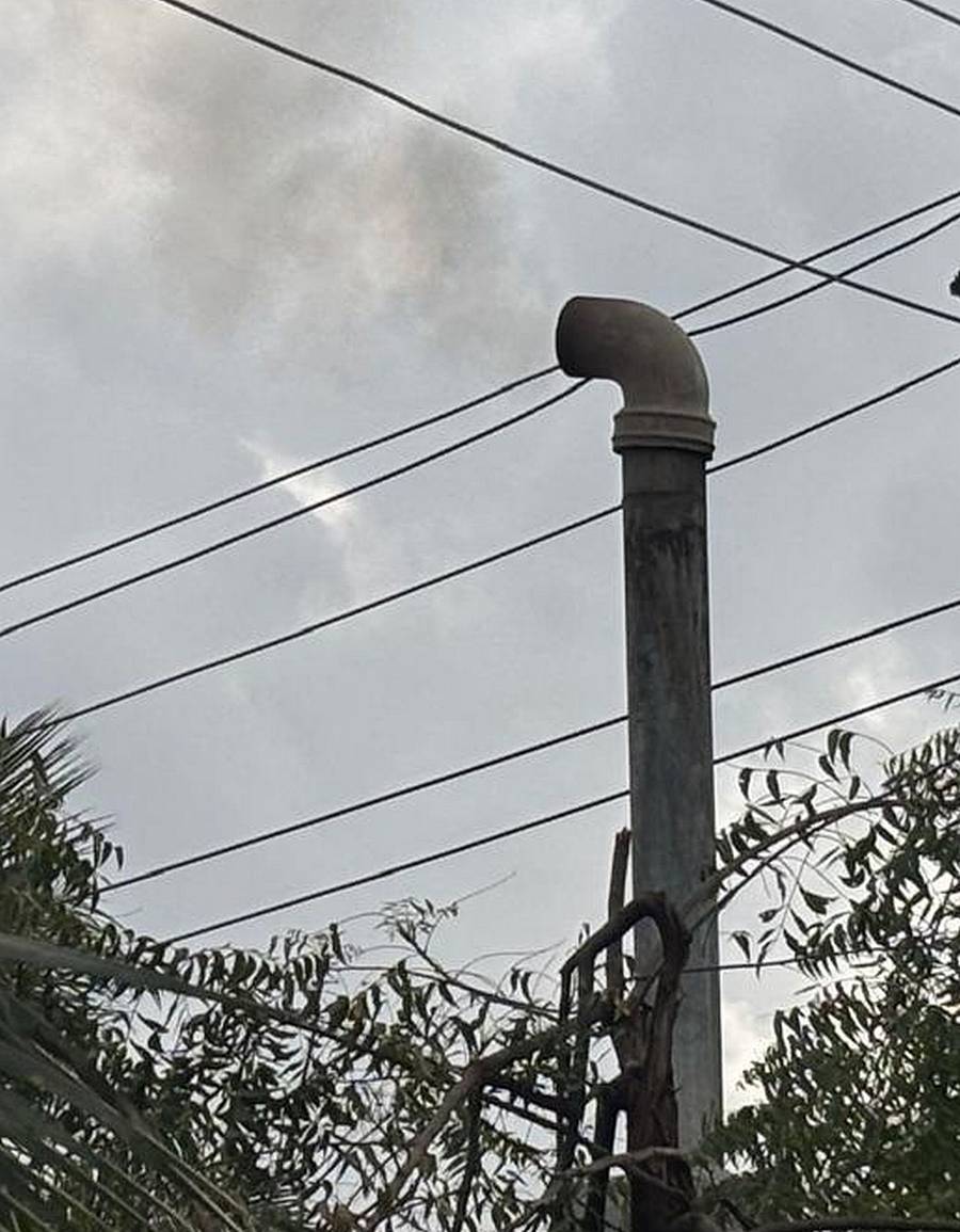 ಕೊಪ್ಪಳದ ಆಶ್ರಯ ಕಾಲೊನಿ ಸಮೀಪದಿಂದ ಹೊರಬರುತ್ತಿರುವ ಹೊಗೆ